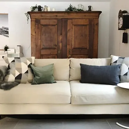 Modern Comfy Queen Bed Fast Wifi