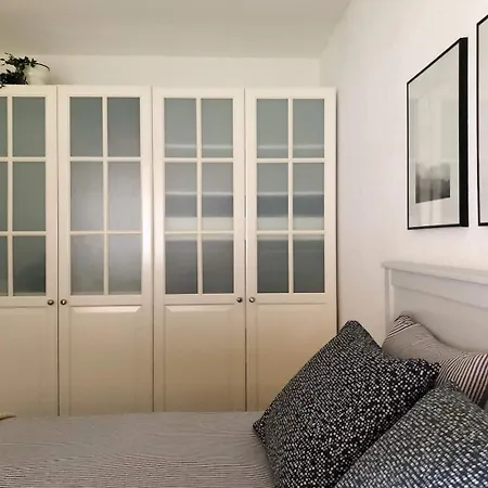 Modern Comfy Queen Bed Fast Wifi *