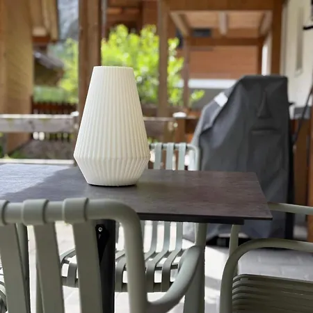 Modern Comfy Queen Bed Fast Wifi * 劳特布龙嫩