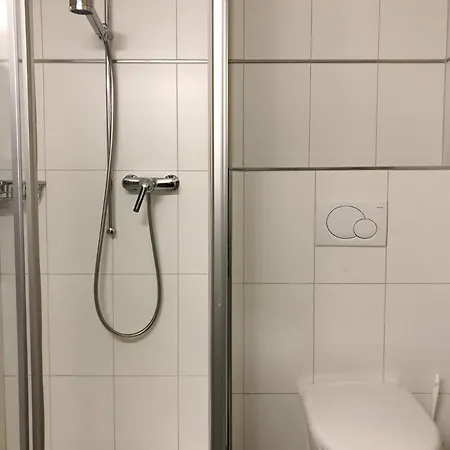 Modern Comfy Queen Bed Fast Wifi 度假居 *