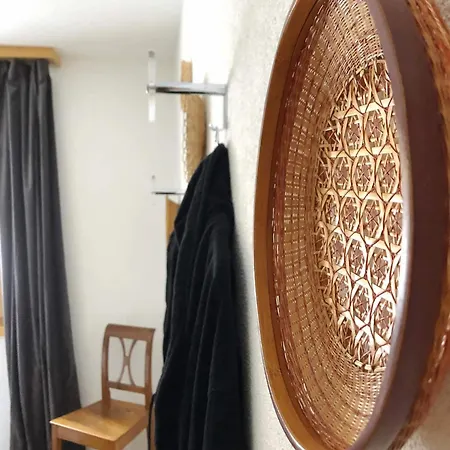 Modern Comfy Queen Bed Fast Wifi 度假居 *