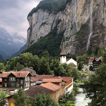 Modern Comfy Queen Bed Fast Wifi