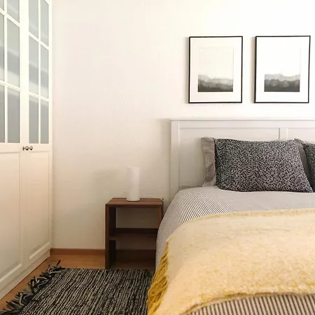 Modern Comfy Queen Bed Fast Wifi * 劳特布龙嫩