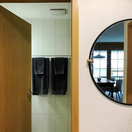 Modern Comfy Queen Bed Fast Wifi *